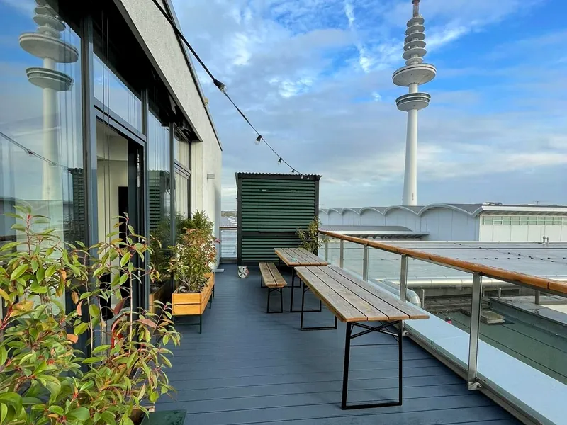 Dachterrasse mit WPC-Belag, Sitzbänken und Blick auf den Hamburger Fernsehturm