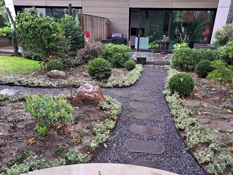 Gartengestaltung mit Trittsteinweg im Splittbett